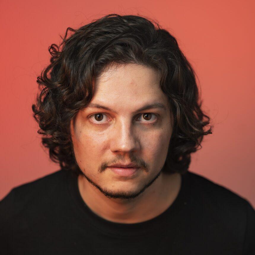 Gabriel Aragão revela e clipe “Ainda Está No Ar”