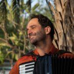 João Bittencourt coloca o mundo para dançar em “Lelé da Cuca”