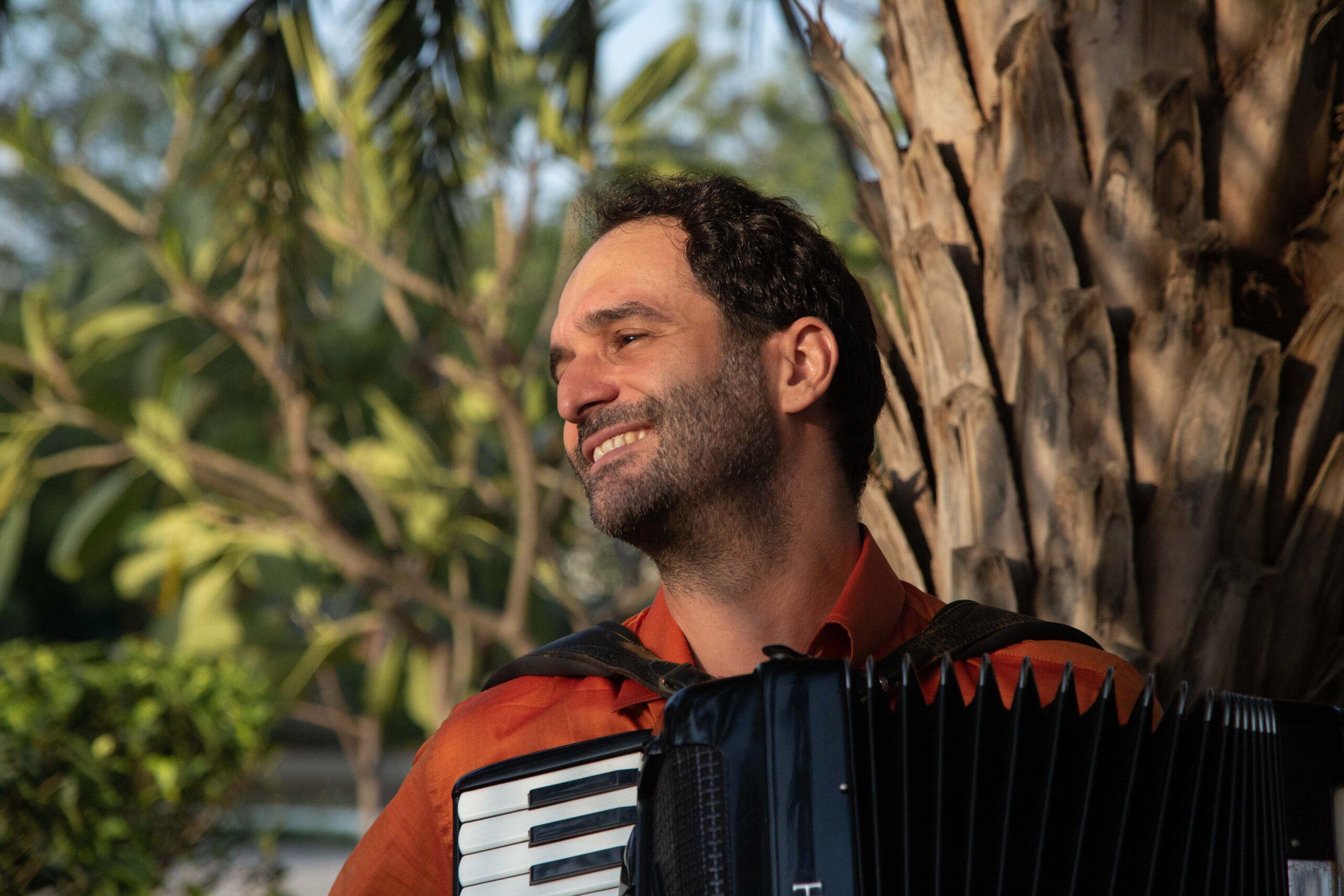 João Bittencourt coloca o mundo para dançar em “Lelé da Cuca”