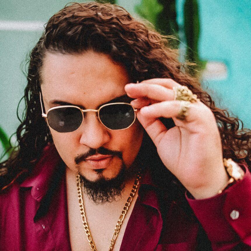 Em EP de virada na carreira, Riko Viana cria jukebox do subúrbio