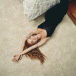 Rita Ora lança “Praising You” com Fatboy Slim e clipe de Taika Waititi