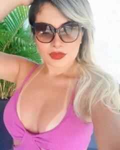 Modelo Carol Barbara renova bronzeado e exibe marquinhas incríveis