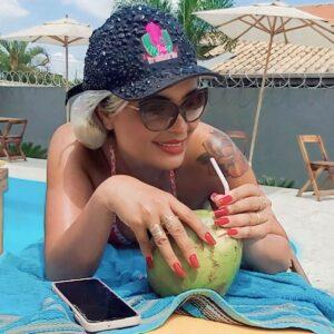 Modelo Carol Barbara renova bronzeado e exibe marquinhas incríveis