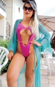 Modelo Carol Barbara renova bronzeado e exibe marquinhas incríveis