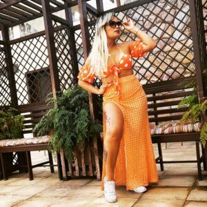 Modelo Carol Barbara renova bronzeado e exibe marquinhas incríveis