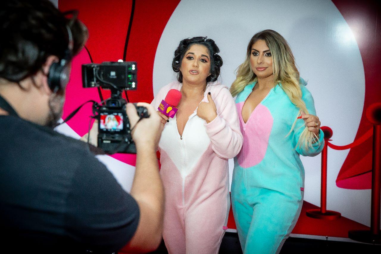 As meninas do Papo de Pijama roubaram a cena na entrega do Prêmio do Mercado Erótico