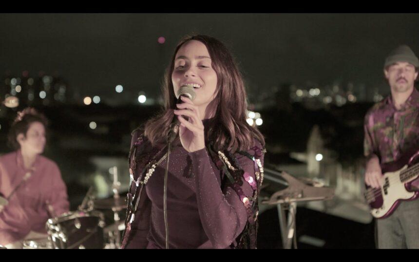 bela zaremba reinventa sua sonoridade em live session