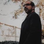 Liberdade ou solidão? Bruno Leo reflete sobre apreciar a própria companhia em seu novo single, Sombra do Contraste