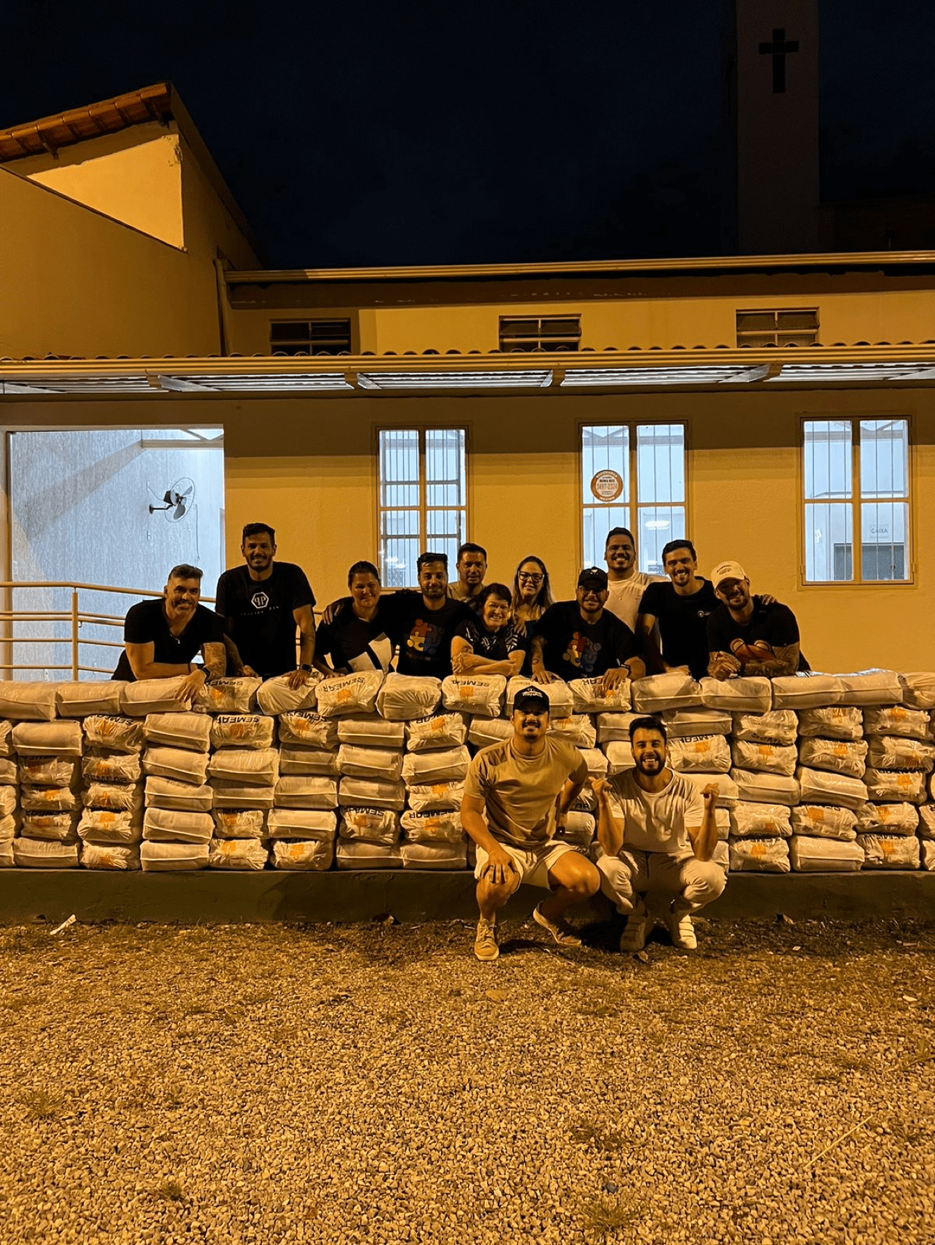 Clayton & Romário doam mais de 2 toneladas de alimentos para comunidade de Belo Horizonte