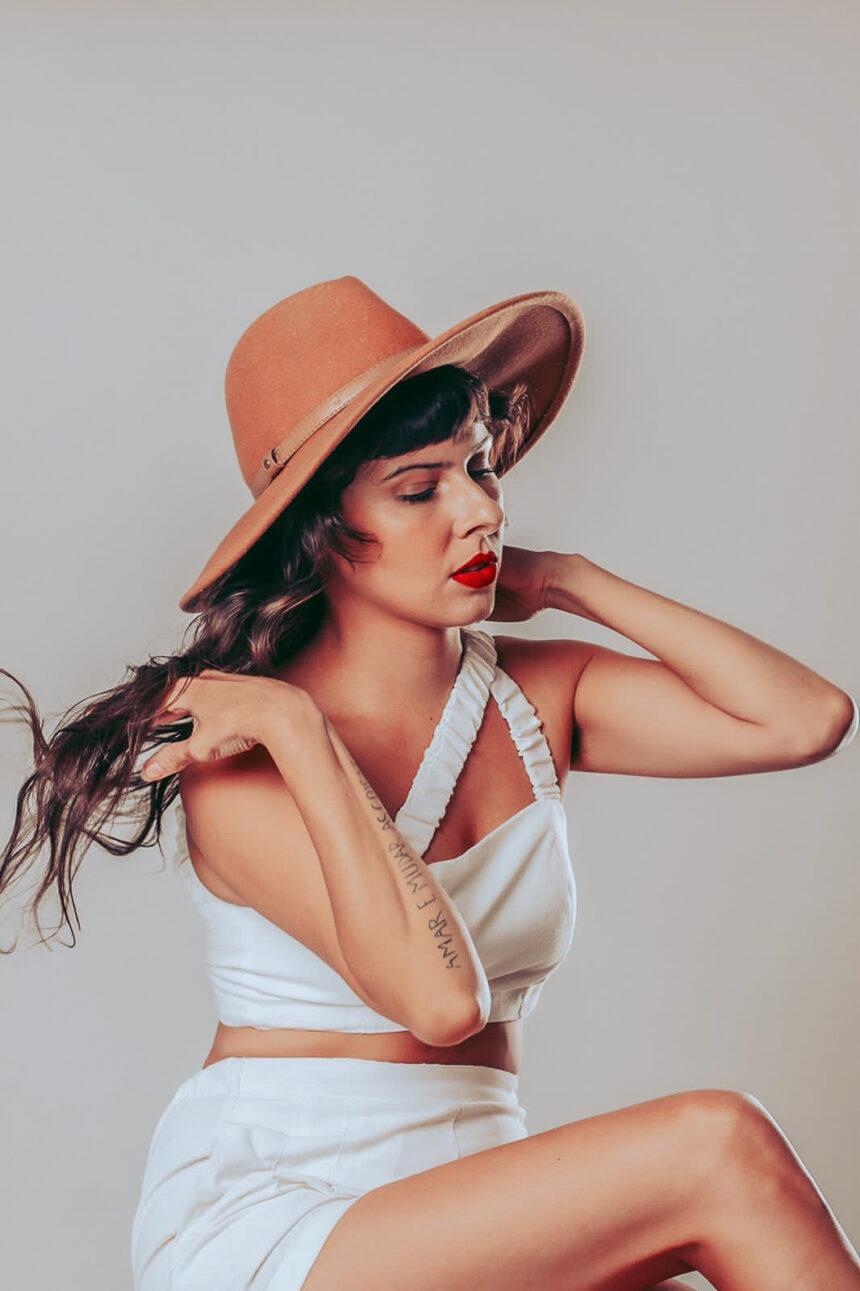 Daíra canta Belchior no show “Amar e Mudar as Coisas”, no Cassino Acústico, nesta sexta