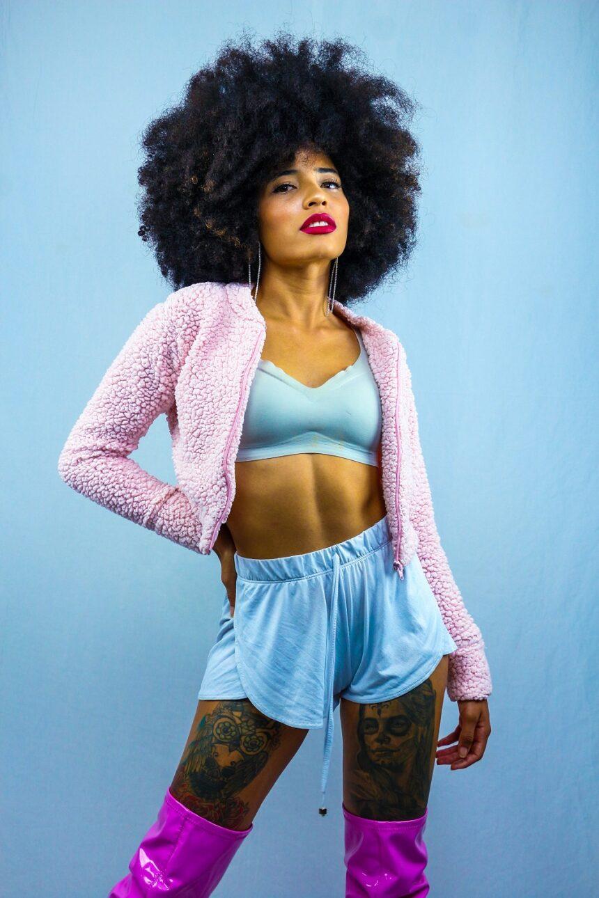 Alhocca canta sobre luto em “Sem Tempo Para Brincar”