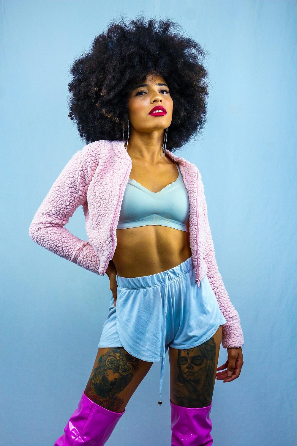 Alhocca canta sobre luto em “Sem Tempo Para Brincar”