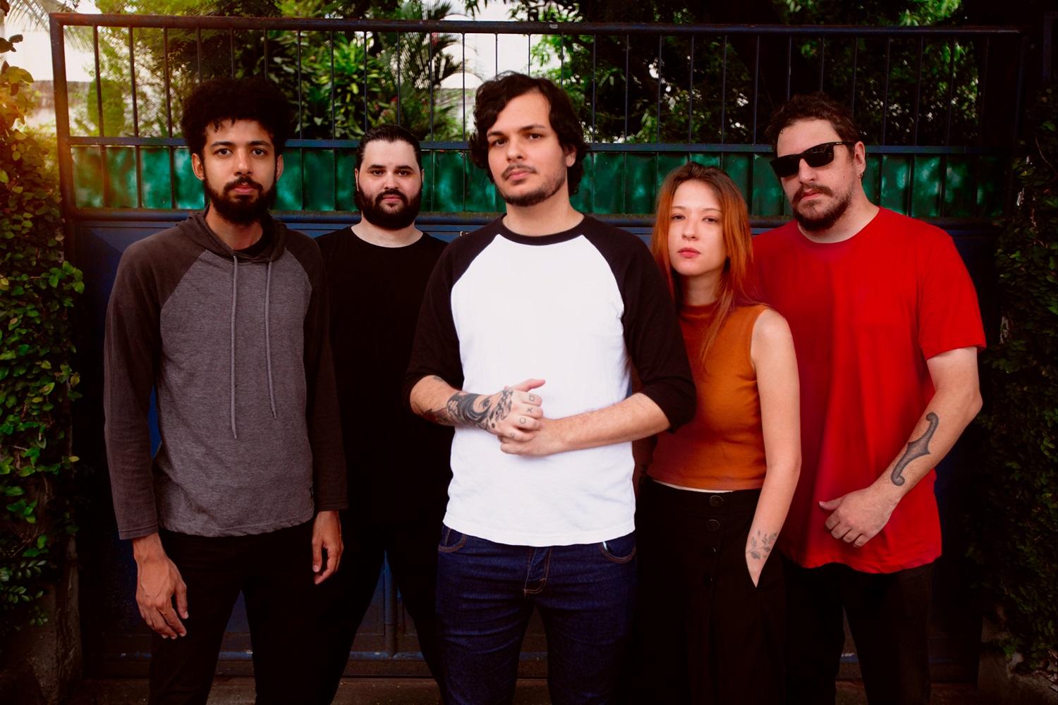 Auri desbrava terreno do rock alternativo em nova jornada