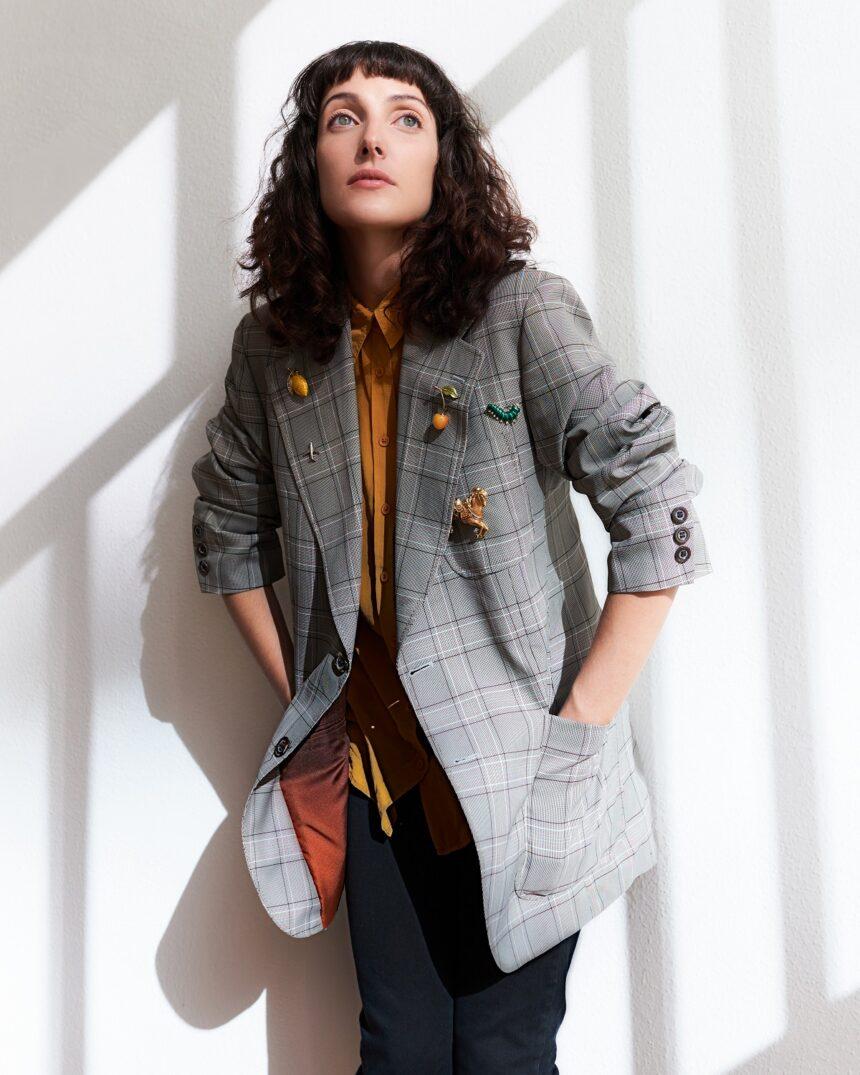 Clarice Falcão impressiona com single e clipe “Ar da Sua Graça”