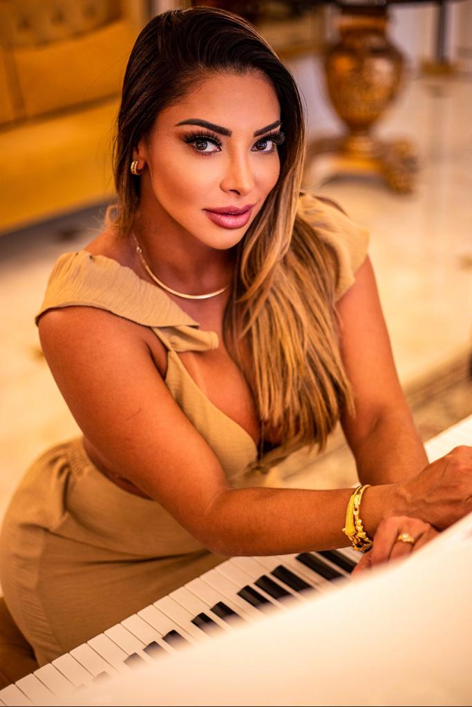 Cris Casttiel da RedeTV estreia em reality show da revista Sexy