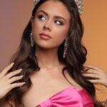 Miss Chile Valerie Johnson visita Brasil em busca de especialista em concursos de beleza