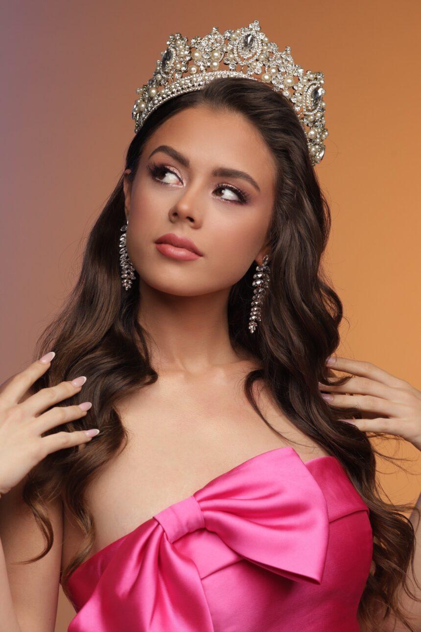 Miss Chile Valerie Johnson visita Brasil em busca de especialista em concursos de beleza