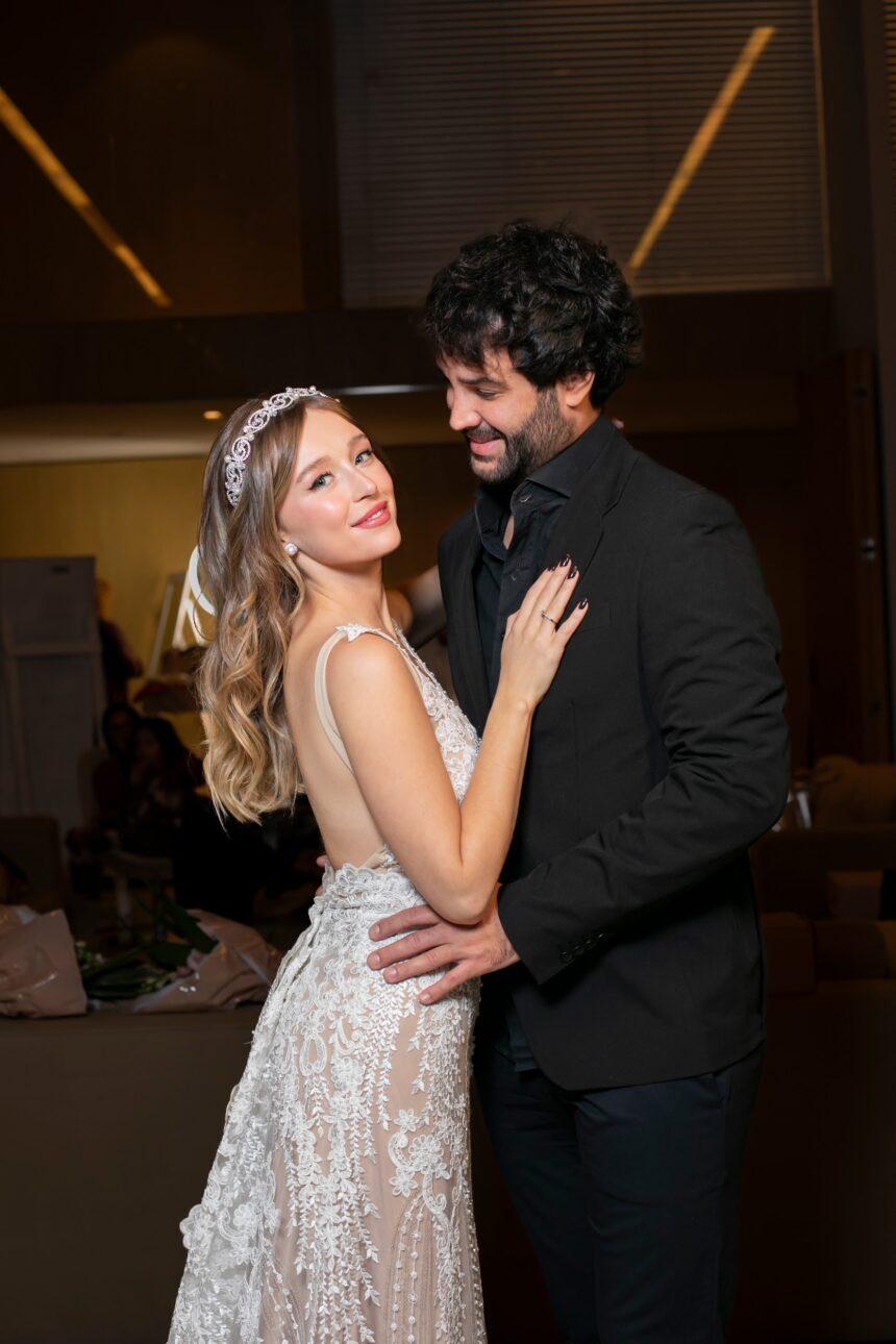 Após pedido de casamento, Duda Reis é vista de noiva pela primeira vez