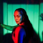 Jorja Smith lança inédita “Little Things” e clipe