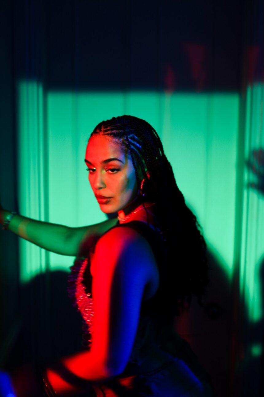 Jorja Smith lança inédita “Little Things” e clipe