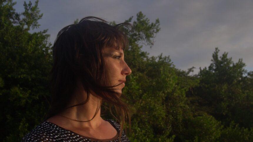 Laya mergulha em aventura sensorial em “Dorme Sonha Acorda”