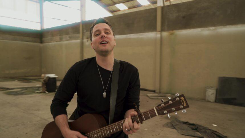 Luca Latorre antecipa EP com single acústico e clipe “Já Te Amo”