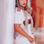 Miss Flamengo Nivia Abreu lamenta derrota para o Botafogo e posa nua com a bandeira do Rubro-Negro