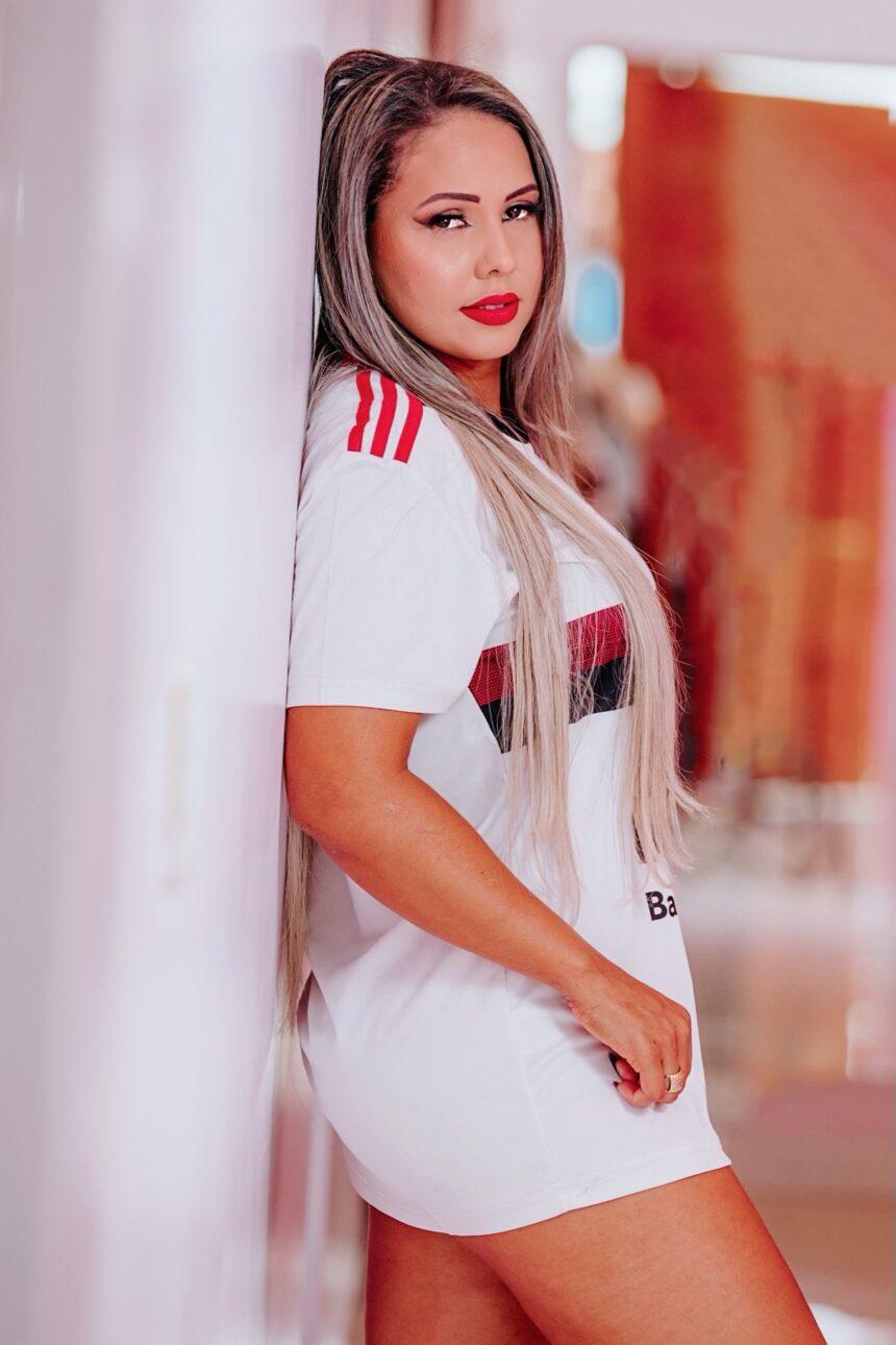 Miss Flamengo Nivia Abreu lamenta derrota para o Botafogo e posa nua com a bandeira do Rubro-Negro