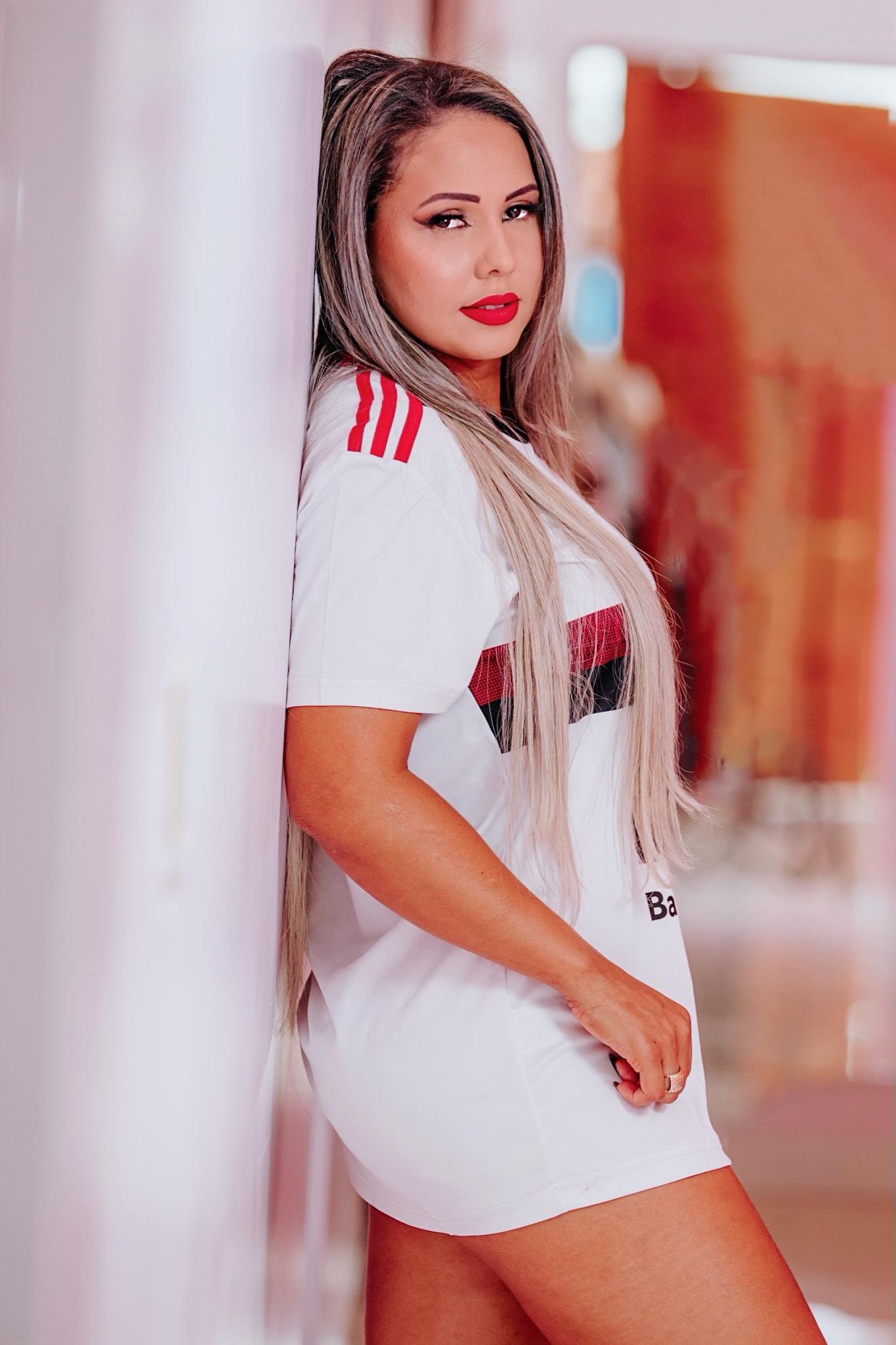 Miss Flamengo Nivia Abreu lamenta derrota para o Botafogo e posa nua com a bandeira do Rubro-Negro