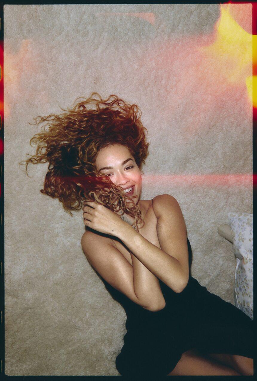 Rita Ora lança remix de “Praising You” por Fatboy Slim