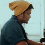 Saulo Mendes reflete sobre saúde mental em “Tão Longe”