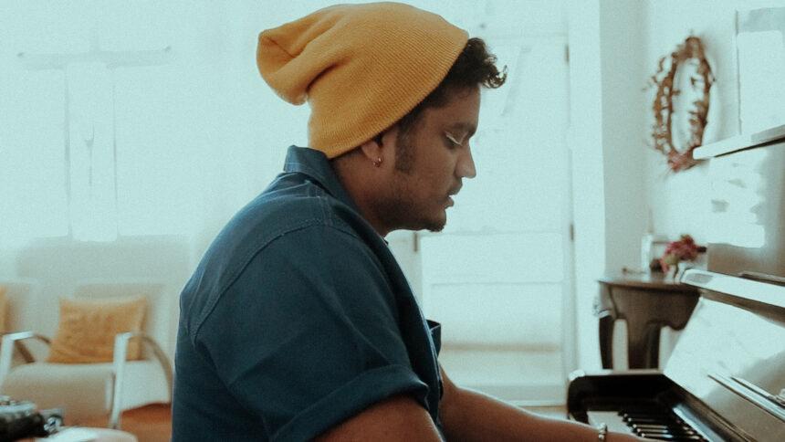 Saulo Mendes reflete sobre saúde mental em “Tão Longe”