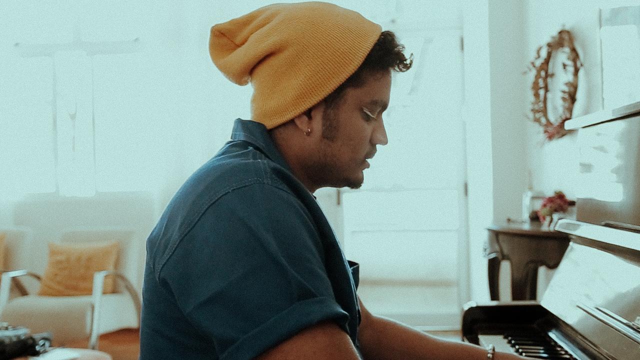 Saulo Mendes reflete sobre saúde mental em “Tão Longe”