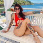 Musa do OnlyFans, Zara Snake compartilha vídeos de sexo a três em famosa rede de fast-food 