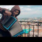 “LA PROTAGONISTA” Llega de la mano de Alex Reales “El Rey del Vallenato” con una contagiosa fusión de ritmos. 