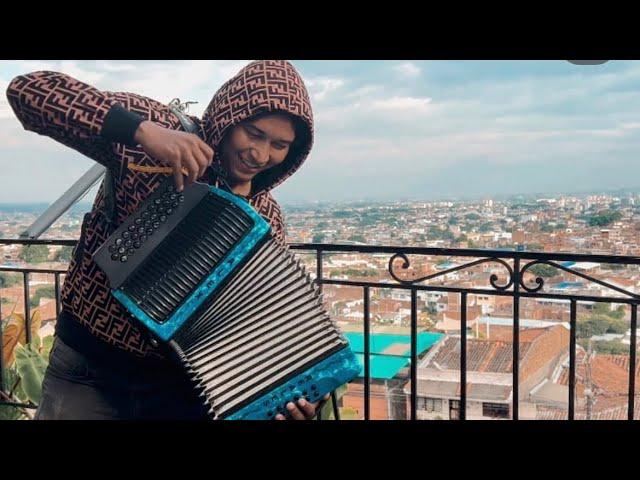 “LA PROTAGONISTA” Llega de la mano de Alex Reales “El Rey del Vallenato” con una contagiosa fusión de ritmos. 