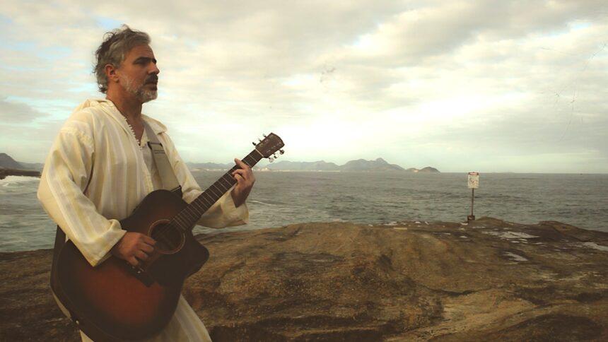 André Paixão adapta versos de Thiago Cervan em “Litoral”