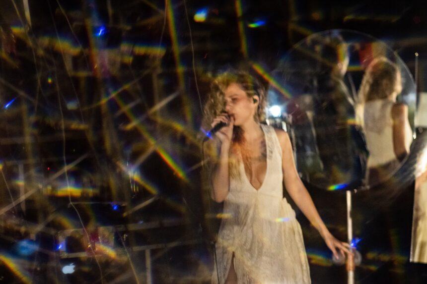 Bruna Pena ocupa a Arena da Baixada com vídeo ao vivo