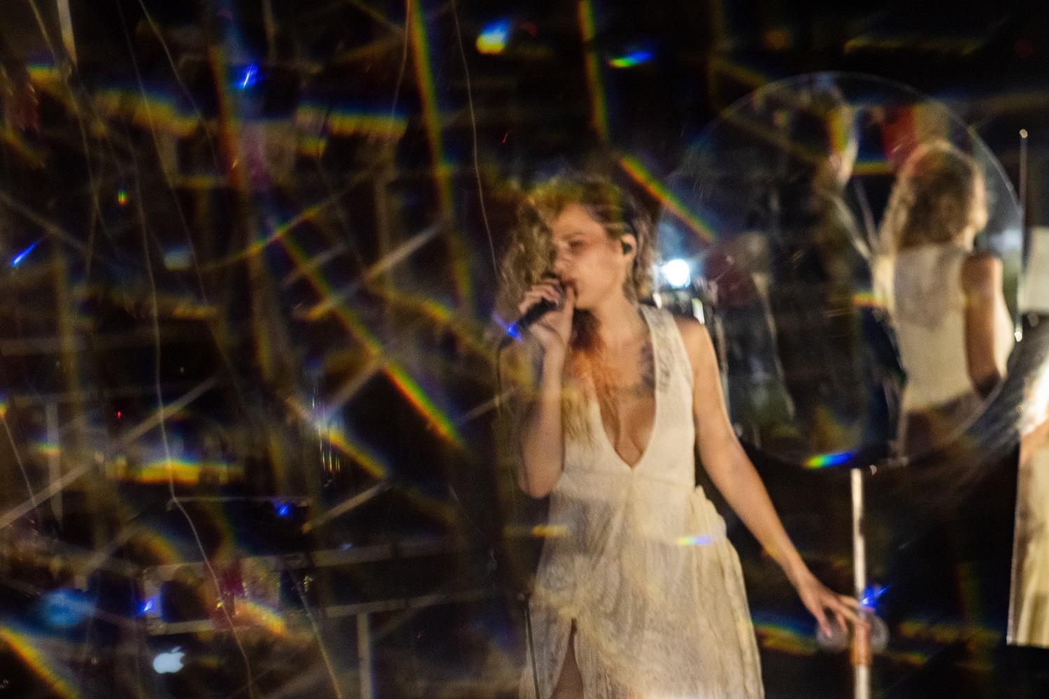 Bruna Pena ocupa a Arena da Baixada com vídeo ao vivo