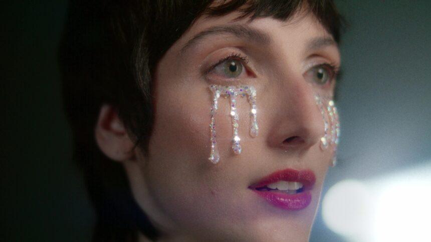 Clarice Falcão lança single e clipe “Chorar na Boate”