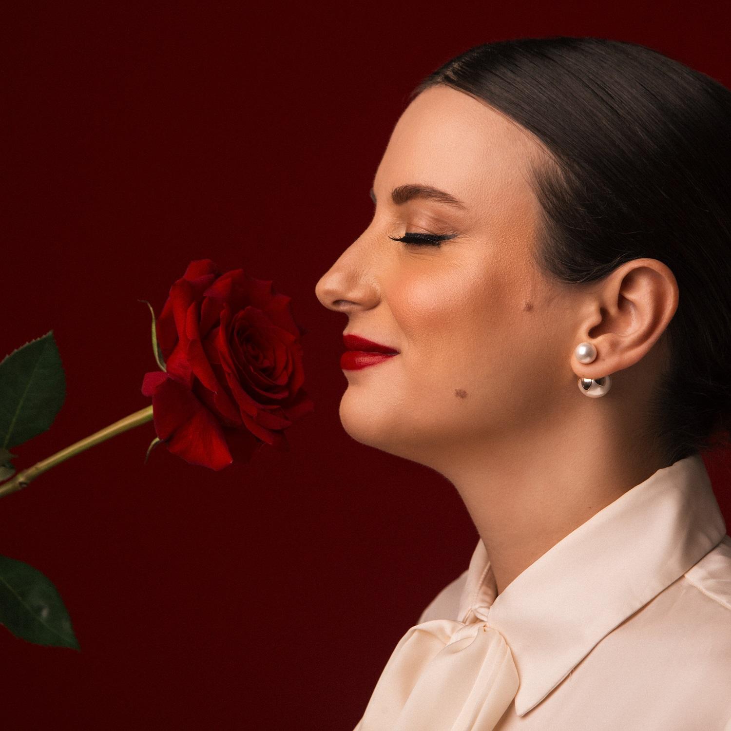 Dia dos Namorados: Lorenza Pozza lança o hit romântico “Kiss Me”