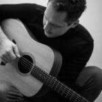 Luca Latorre reinventa ‘Assunto Nós Dois’ com britpop e MPB