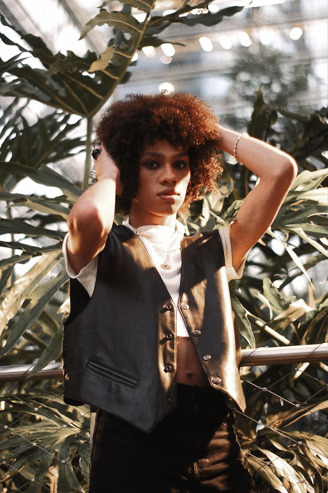 Rudha mescla o universo do pop com o reggaeton no envolvente “Vem”; ouça