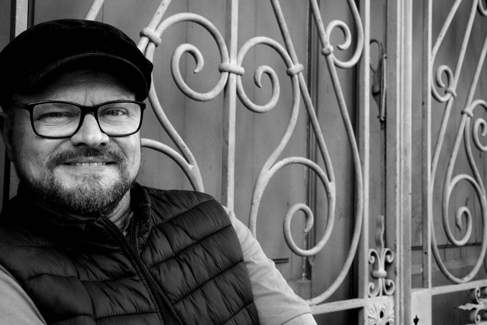 Jorge Ventura lança o livro “Outras Urbanas”, com poesias que tratam da relação do homem consigo mesmo e com a realidade dos centros urbanos