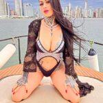 Modelo e influenciadora Gislaine Bressan exibe corpo escultural em Balneário Camboriu