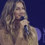 Gisele Bündchen segura as lágrimas ao falar sobre sua vida e sonhos durante uma palestra
