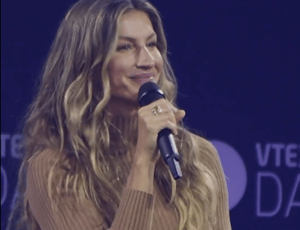 Gisele Bündchen segura as lágrimas ao falar sobre sua vida e sonhos durante uma palestra