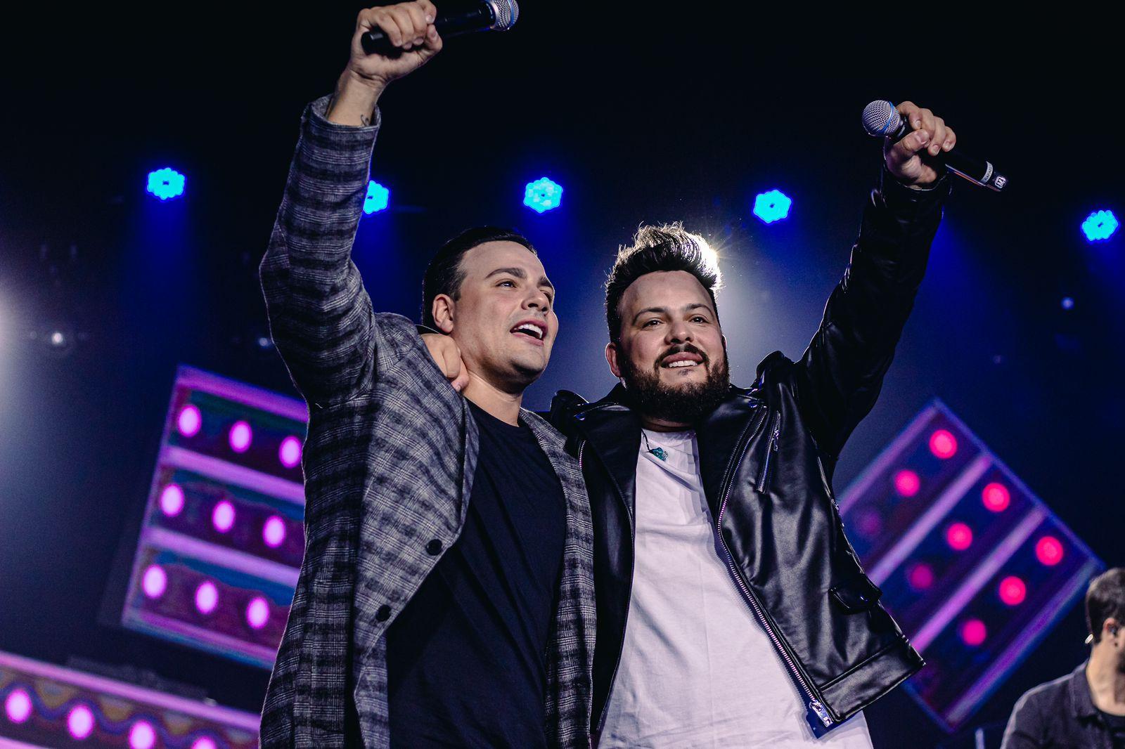 Gustavo Moura e Rafael apresentam a canção “Digitando”