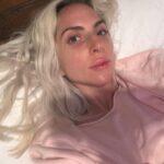 Lady Gaga compartilha selfies de pijama na cama