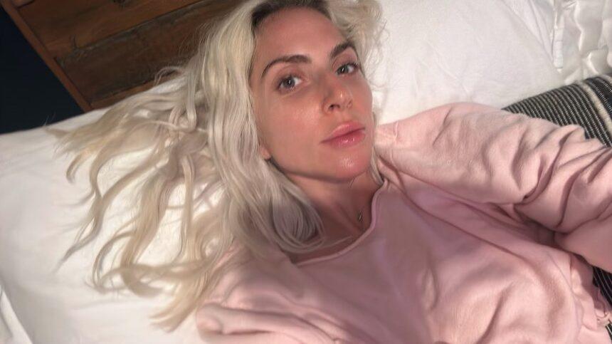 Lady Gaga compartilha selfies de pijama na cama
